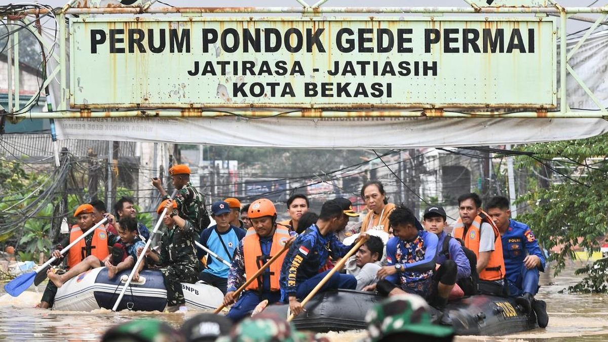 Evakuasi Korban Banjir di Pondok Gede Permai