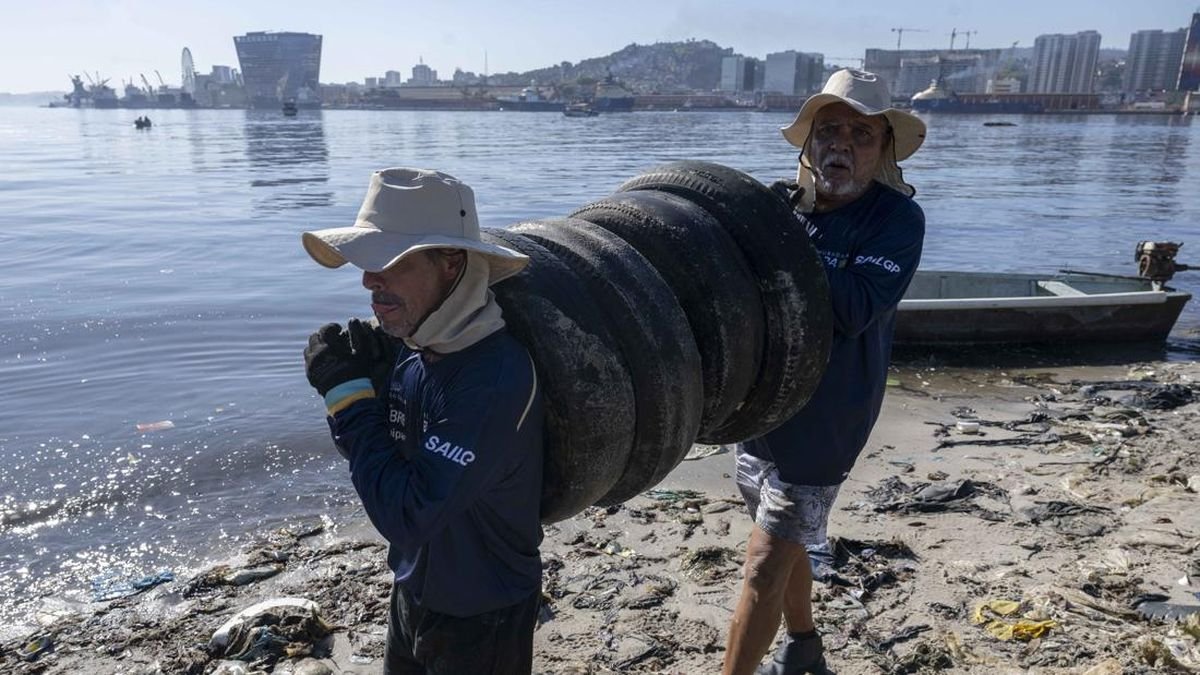 Nelayan Brasil Berjibaku Lawan 'Tsunami' Sampah di Pantai