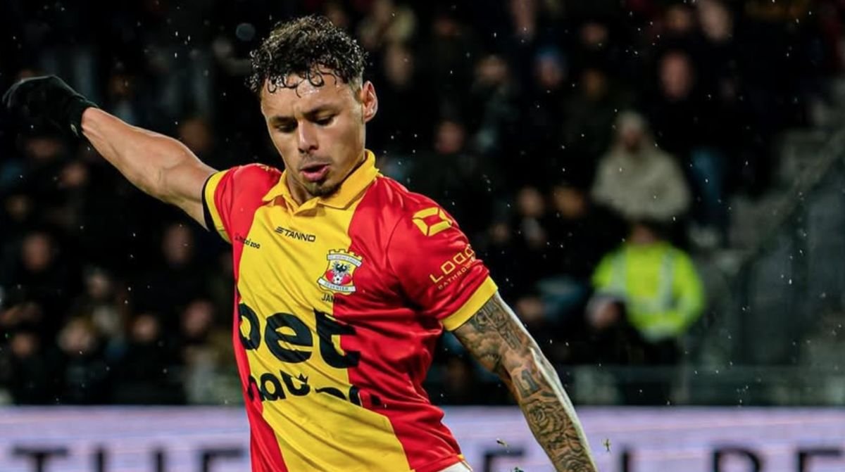 Go Ahead Eagles Hajar PSV, Dean James Main 90 Menit