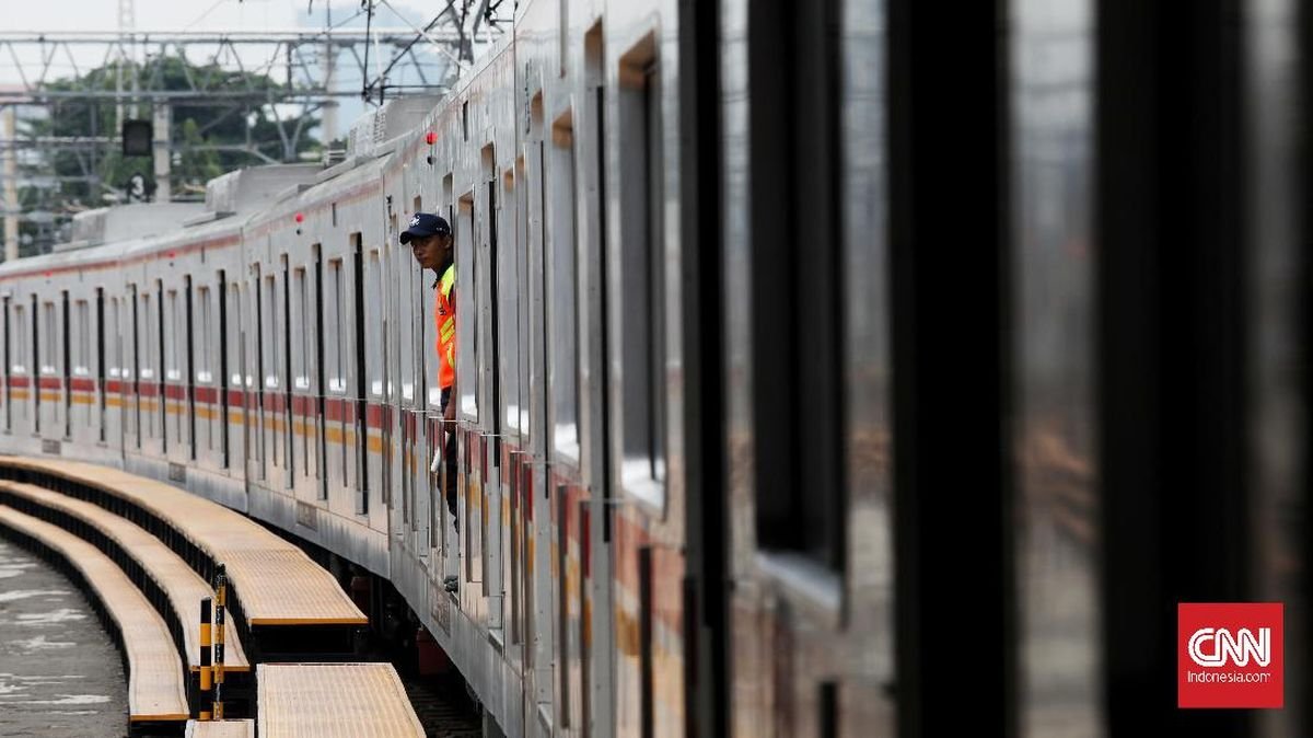 Listrik di Stasiun Bekasi Padam Imbas Banjir