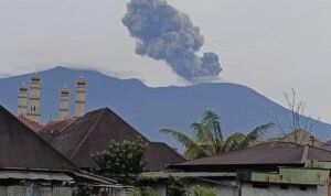 Gunung Marapi Sumbar Erupsi Minggu Pagi, Kolom Abu Setinggi 800 Meter