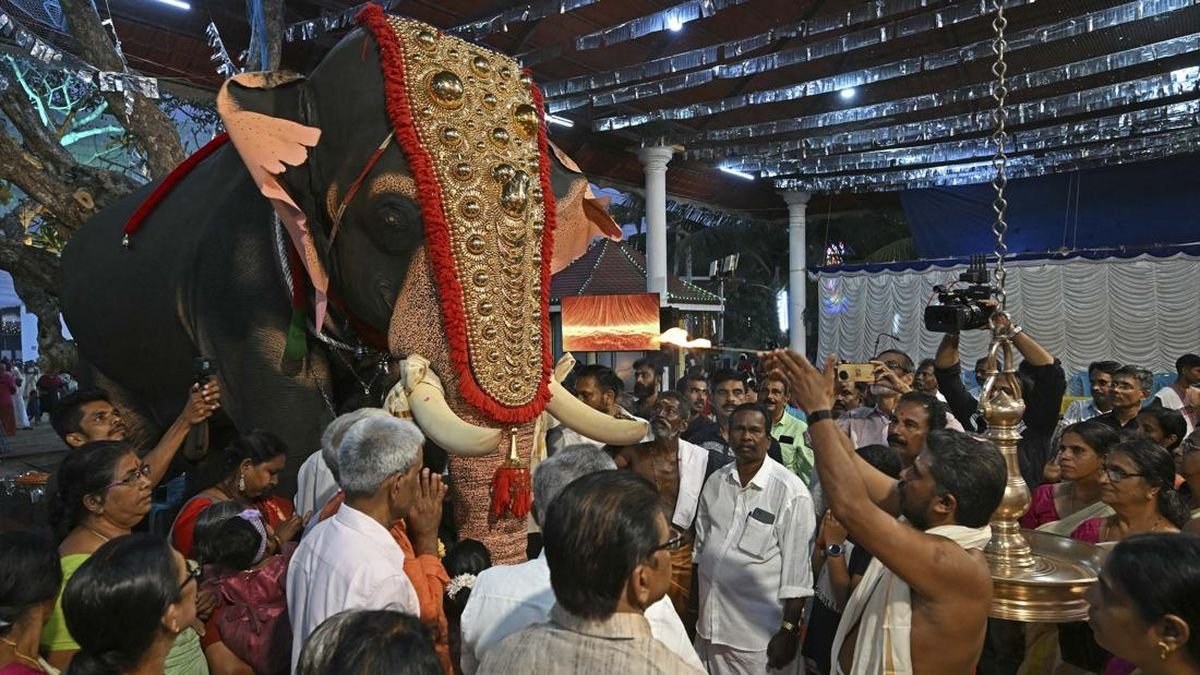 Penampakan Robot Gajah Selama Ritual di Kuil India