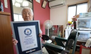 Nenek 108 Tahun Asal Jepang Resmi Jadi Tukang Cukur Tertua di Dunia