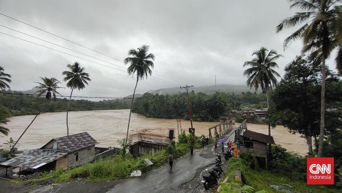 Jembatan Penghubung 3 Daerah di Sumut Roboh Akibat Diterjang Banjir