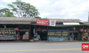 Tape-tape Mama Pipik Menggantung di Simpang Jomin Jelang Musim Mudik