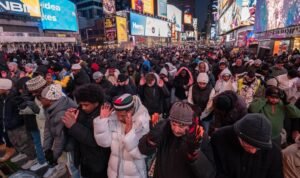 Momen Ribuan Muslim Amerika Tarawih di Times Square New York