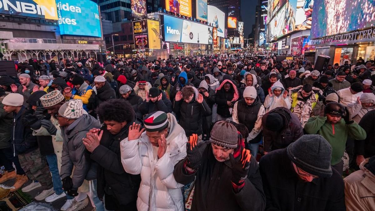 Momen Ribuan Muslim Amerika Tarawih di Times Square New York