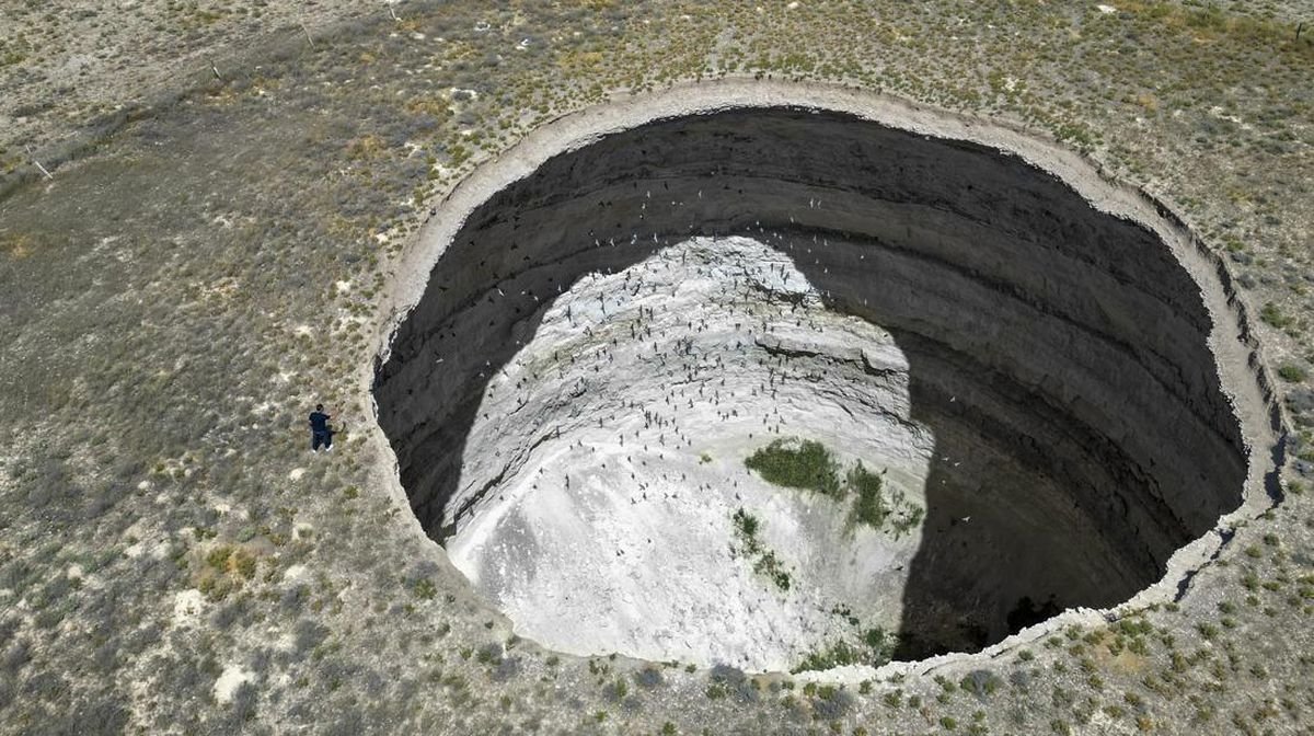 Penyebab Sinkhole Sedalam 8 Meter Muncul di Tulungagung