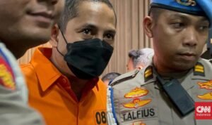 Komisi III DPR Kritik Polri Tampilkan Eks Kapolres Ngada Pakai Masker