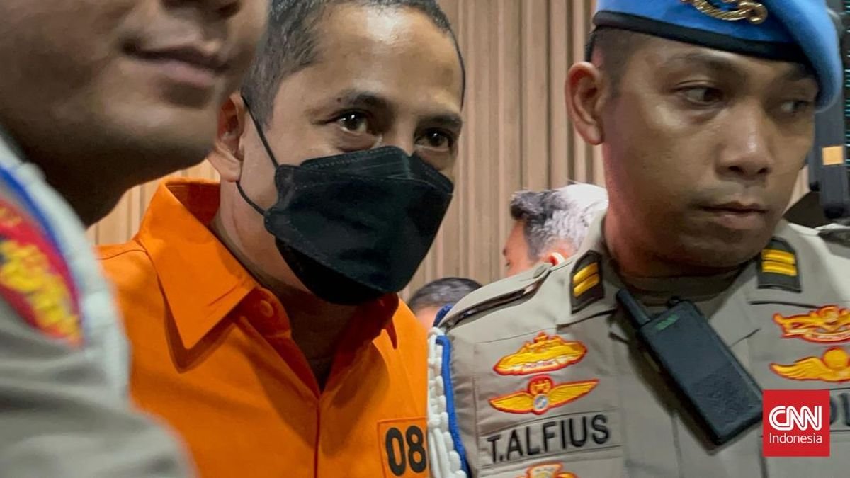 Komisi III DPR Kritik Polri Tampilkan Eks Kapolres Ngada Pakai Masker