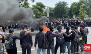 Demo Tolak UU TNI di Gedung Negara Grahadi Surabaya Memanas