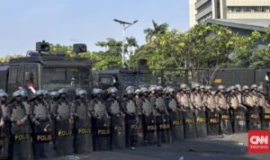 Ratusan Aparat Dikerahkan Kawal Demo CPNS dan PPPK di DPR