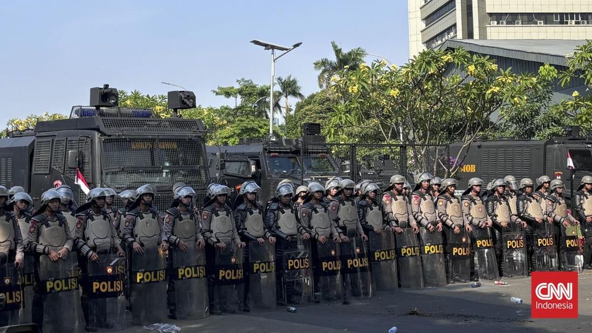 Ratusan Aparat Dikerahkan Kawal Demo CPNS dan PPPK di DPR