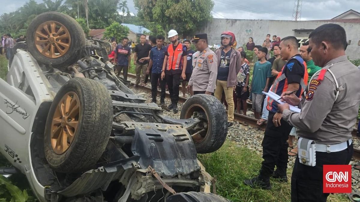 Kereta Api Tabrak Minibus di Asahan Sumut, Satu Keluarga Tewas