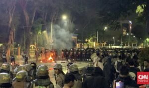 25 Massa Aksi Tolak UU TNI di Surabaya Ditangkap Polisi