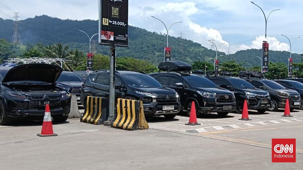 Pelabuhan Merak Padat, Pemudik Mobil Antre 5 Jam Belum Masuk Kapal