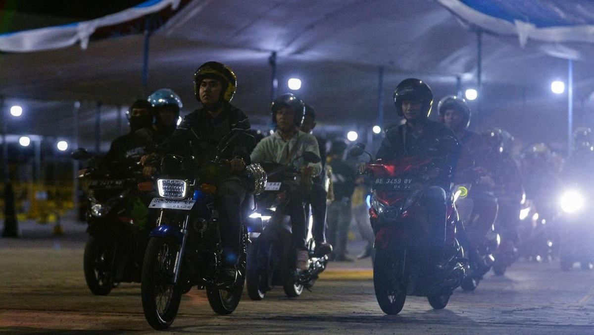 Pemudik Motor Menuju Sumatra Mulai Padati Pelabuhan Ciwandan