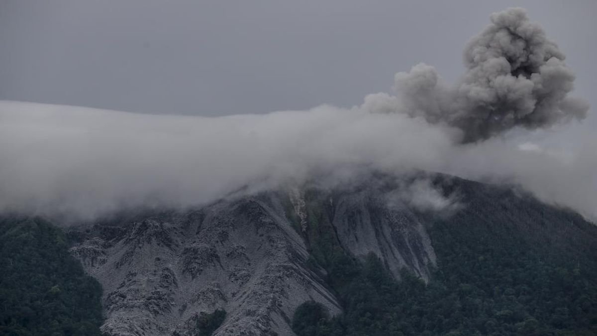 Gunung Ibu di Halmahera Barat Erupsi, Ketinggian Abu Vulkanik 1,2 Km