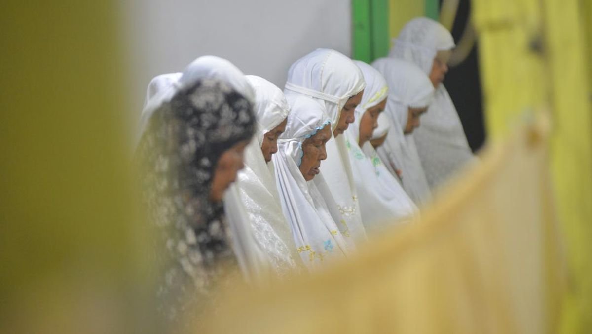 Tarawih Perdana di Masjid Surabaya Sepi, Tunggu Penetapan Kemenag