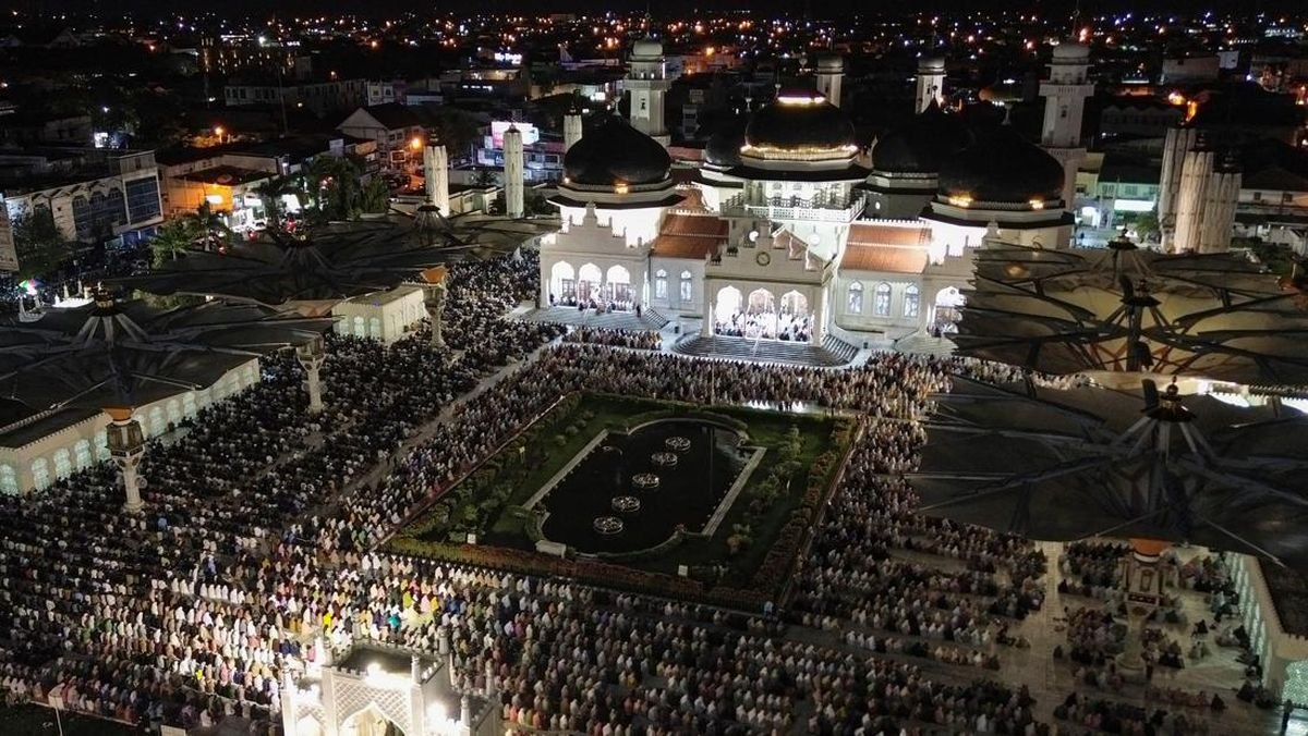 Umat Muslim Salat Tarawih Pertama Ramadan 1446 H di Indonesia