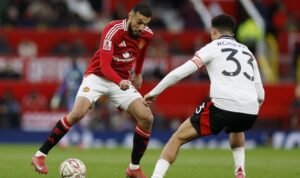 Pemain MU Mazraoui Buka Puasa di Tengah Laga Piala FA Lawan Fulham