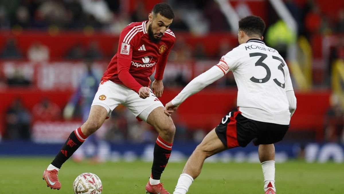 Pemain MU Mazraoui Buka Puasa di Tengah Laga Piala FA Lawan Fulham