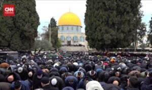 Warga Palestina Salat Jumat Ramadan di Masjid Al Aqsa