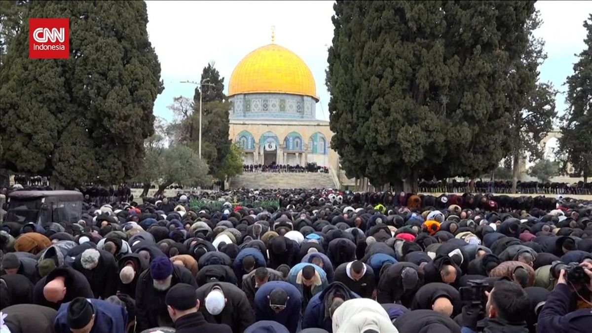 Warga Palestina Salat Jumat Ramadan di Masjid Al Aqsa