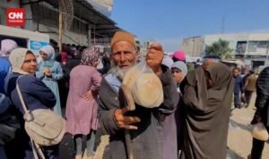 Nestapa Warga Gaza Berebut Roti di Tengah Blokade Israel