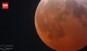 VIDEO: Fenomena Blood Moon Terangi Langit Los Angeles