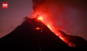 Gunung Lewotobi Laki-laki Erupsi Lagi Malam Ini