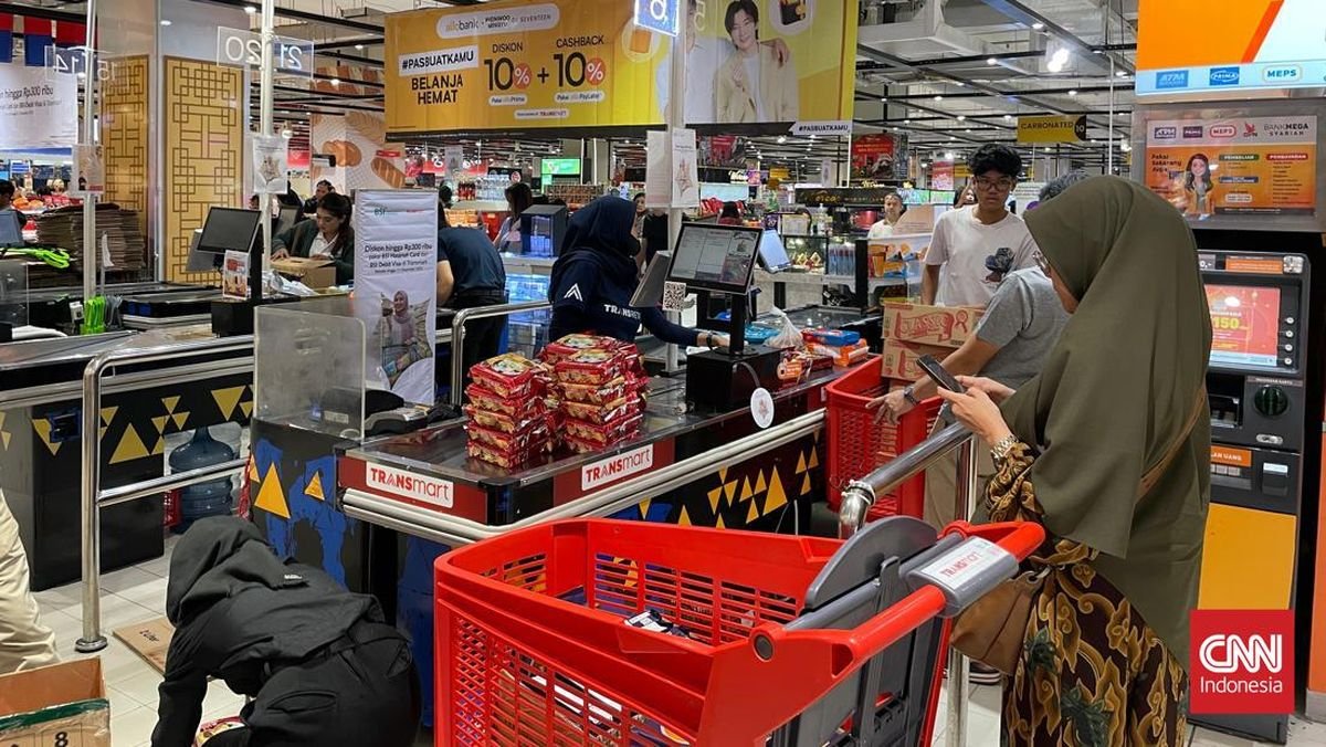 Ramai Pengunjung Belanja Stok Ramadan di Transmart Full Day Sale