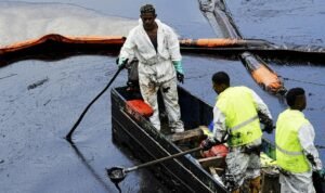 Sungai Menghitam di Ekuador Saat Pipa Minyak Bocor