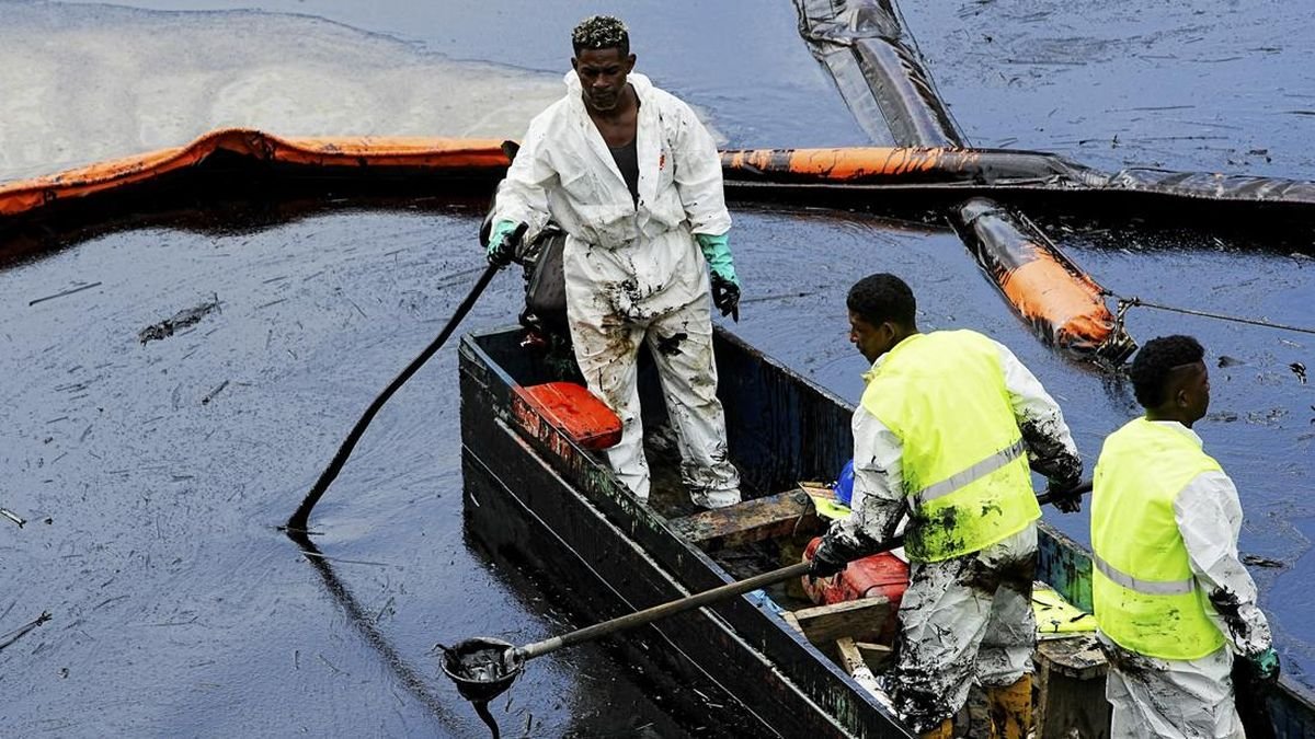 Sungai Menghitam di Ekuador Saat Pipa Minyak Bocor