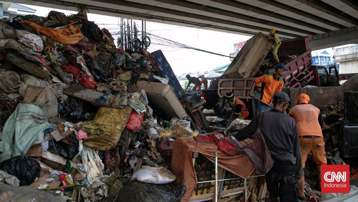 Gunungan Sampah dan Lumpur di Jakarta Usai Banjir Surut