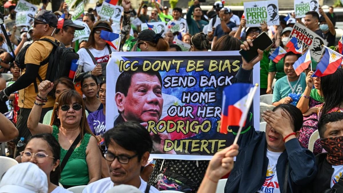 Puluhan Ribu Warga Filipina Demo Bebaskan Duterte