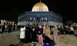 Dijaga Ketat Israel, 80 Ribu Warga Palestina Khusyuk Itikaf di Al Aqsa