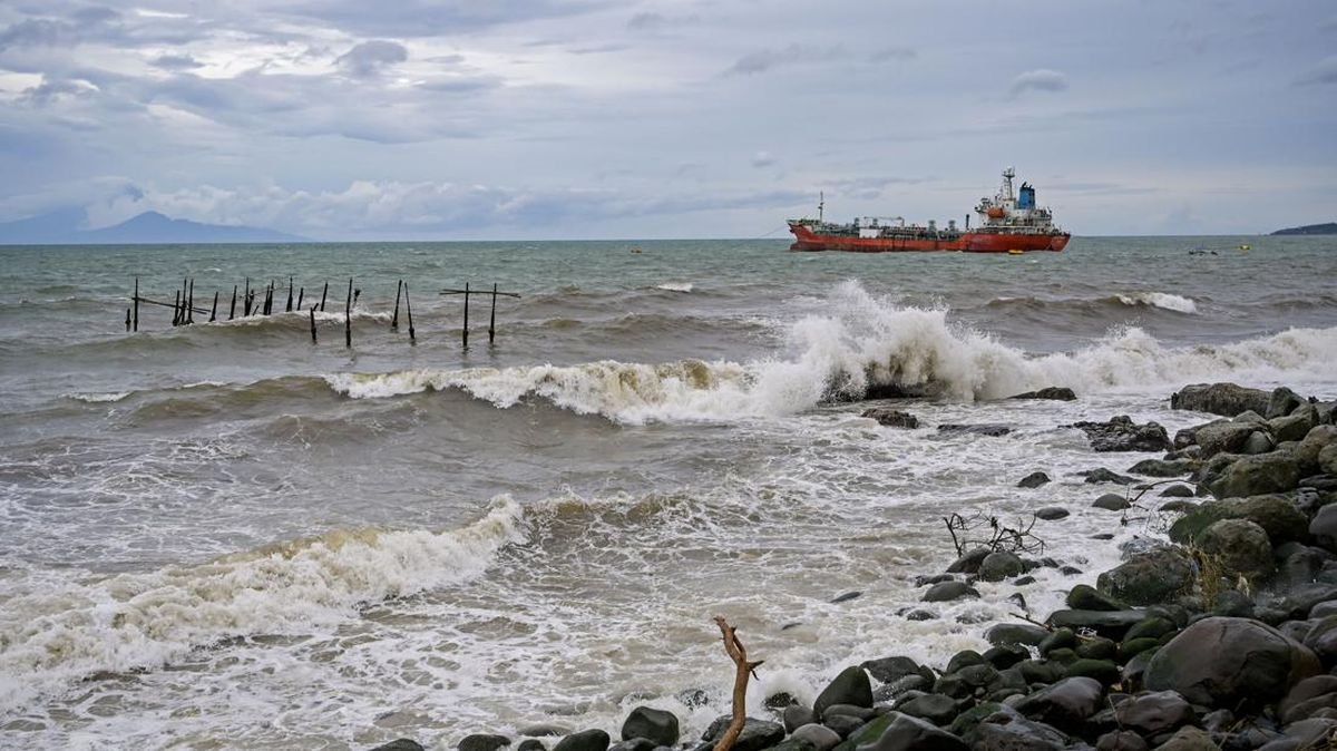 Kapal Tanker Tabrak Pos Polisi hingga Rumah Warga di Perairan Batam